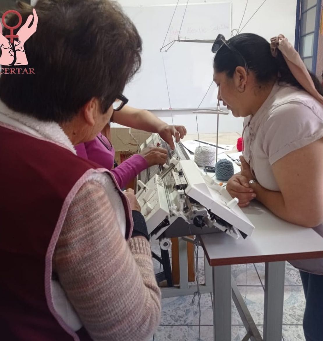 Mujeres Tejiendo Sueños